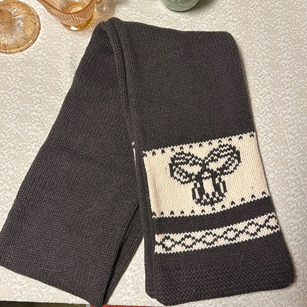 Rare TNA aritzia scarf ￼

Wool 

Never used